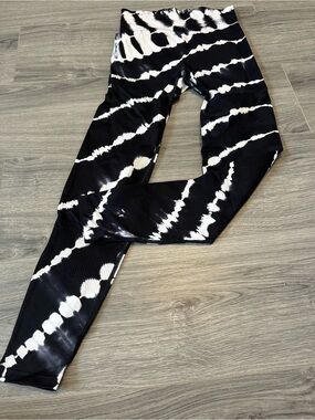PINK Seamless Black and White Tie-Dye Leggings